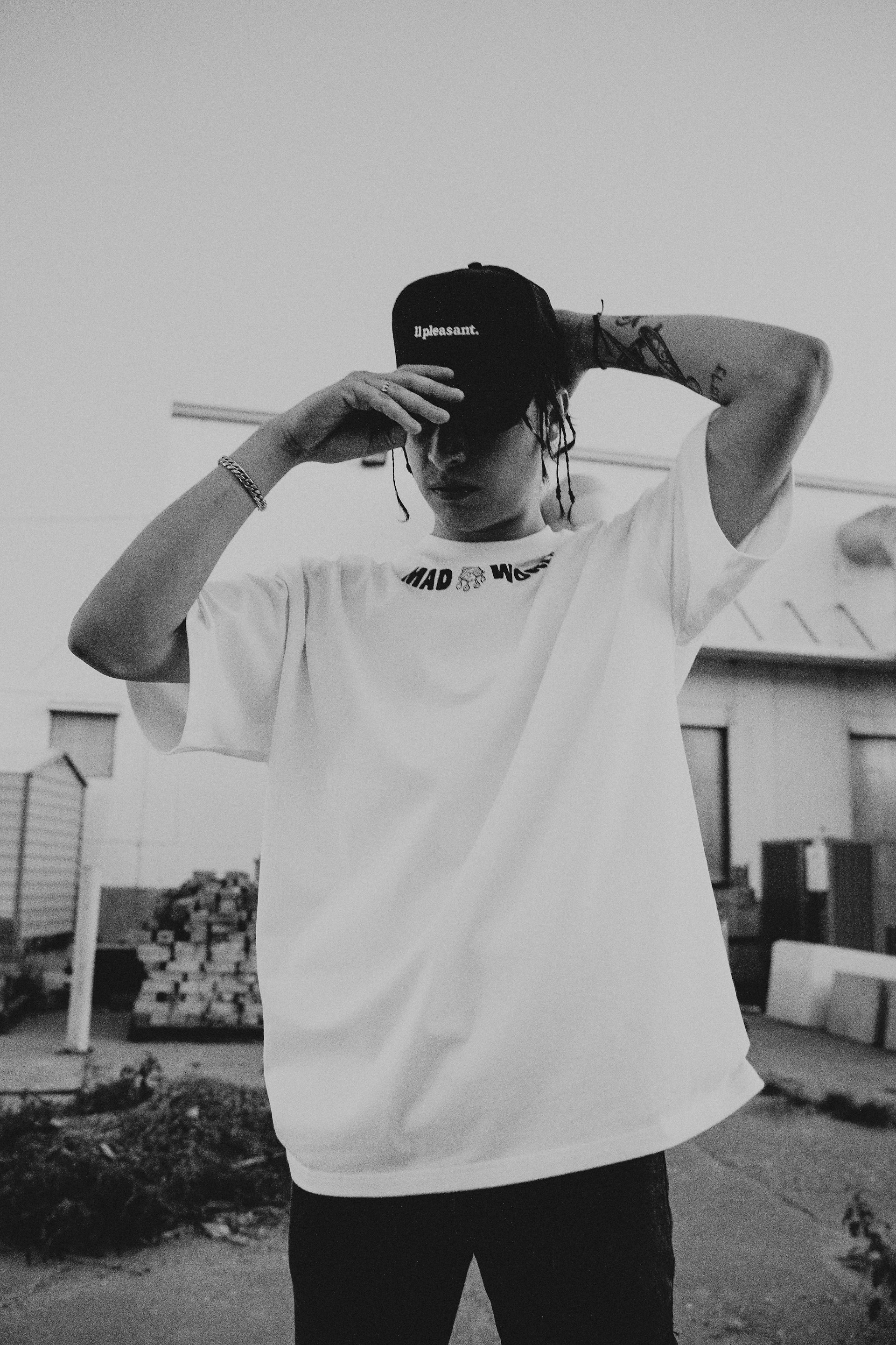 黑白寬鬆 T 日常穿搭